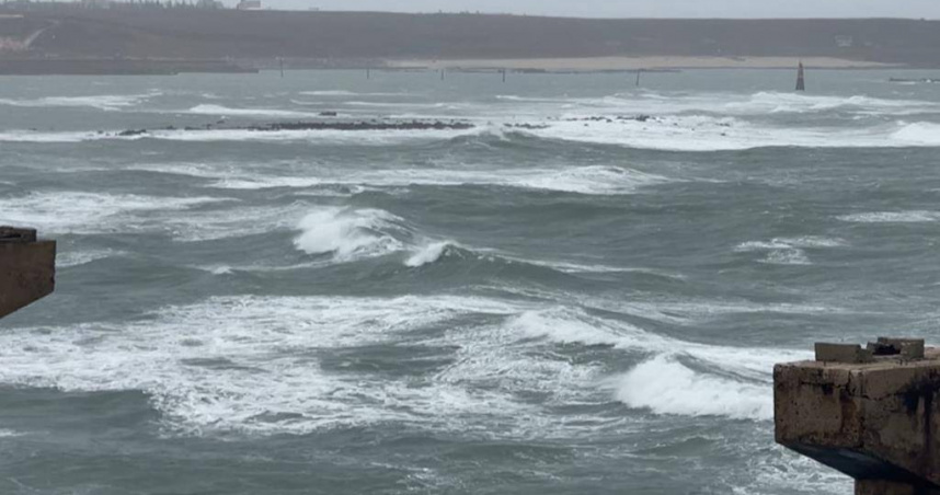 澎湖風浪在11日都有減小，圖為跨海大橋下海域，爽放一天颱風假。（圖／中國時報許逸民攝）