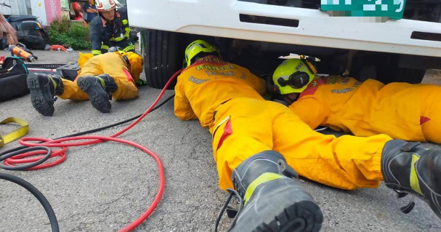 消防人員獲報前往協助古女脫困。（圖／民眾提供）