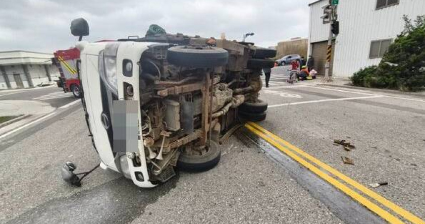 小客車猛撞小貨車翻覆畫面嚇壞路人、2人急送醫。（圖 ／翻攝畫面）