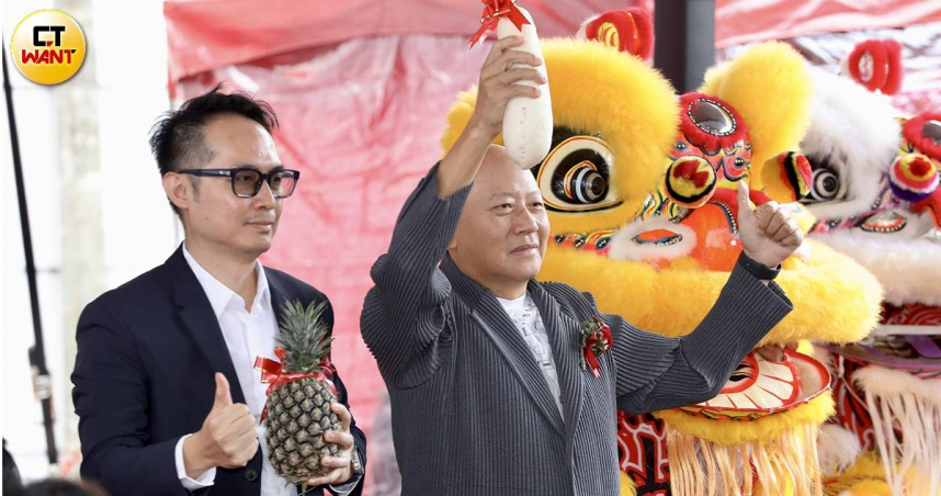 漢皇集團近年推案跨足雙北，預計明年將推有450億元案量，圖右為漢皇集團董事長孫正乾。（圖／方萬民攝）