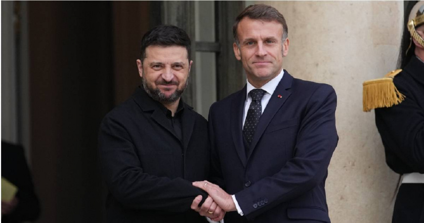 烏克蘭總統澤倫斯基（左）1日在巴黎與法國總統馬克宏（右）會面。（圖／達志／美聯社）