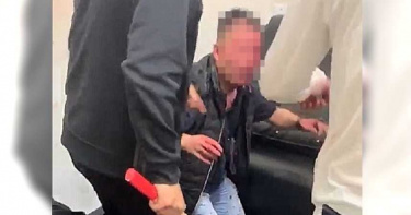 討債拿榔頭、空氣衝鋒槍痛扁 欠錢男子滿臉血哭求「我腿斷了」
