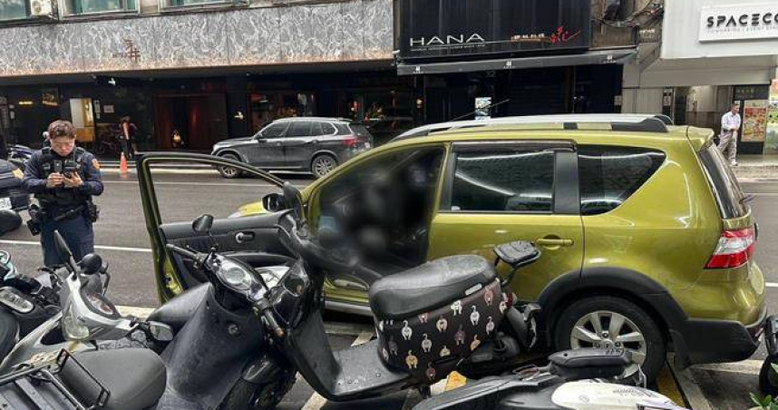 倒車檔+忘拉手煞車！台北女愛車打保齡球　撞毀7輛機車