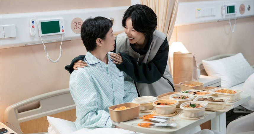 周雨彤在《180天重啟計劃》成為媽媽的專屬看護。（圖／中天娛樂台提供）