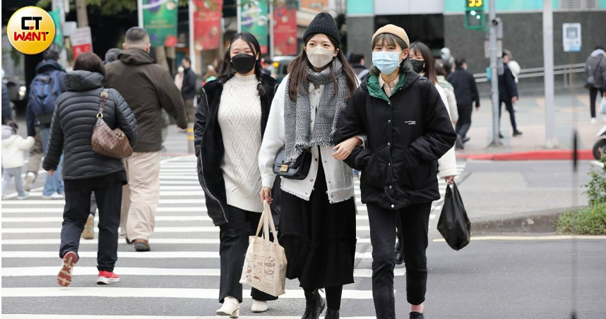 入夜後冷空氣報到，全台各地氣溫將明顯下降。（示意圖／侯世駿攝）