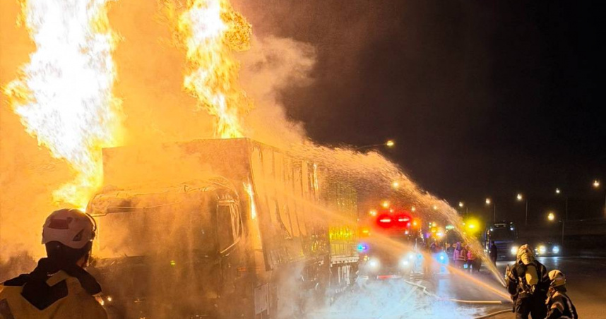 國道凌晨驚傳火燒聯結車，林口路段烈焰吞車僅剩骨架。（圖 ／翻攝畫面）