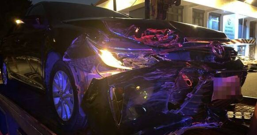 五楊高架黑車連撞兩車畫面曝光驚悚瞬間。（圖 ／翻攝畫面）