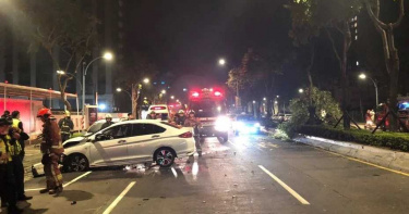 業務男酒駕失控 路樹衰被撞斷