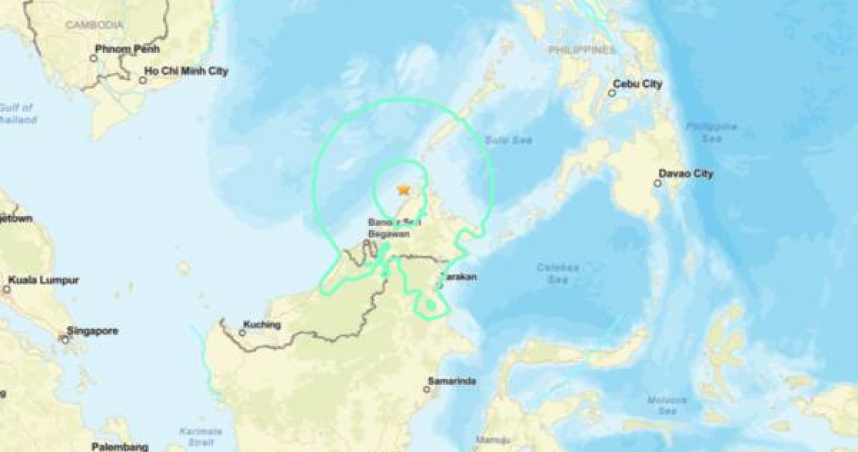 馬來西亞沙巴外海23日凌晨發生規模7.1強震，震源深度約619公里。（圖／翻攝自USGS）