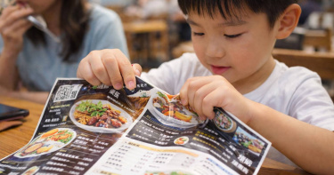 一名家長發文透露，小孩折到店家的菜單，竟被索賠480元。（圖／AI示意圖）