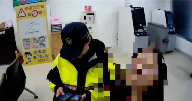 戀愛4個月差點匯出19萬，警銀聯手揭穿戰地醫生男友詐騙劇本。(圖∕翻攝畫面)