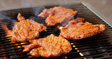 便當常見滷排骨與炸排骨，營養差異引關注。（示意圖／Pixabay）