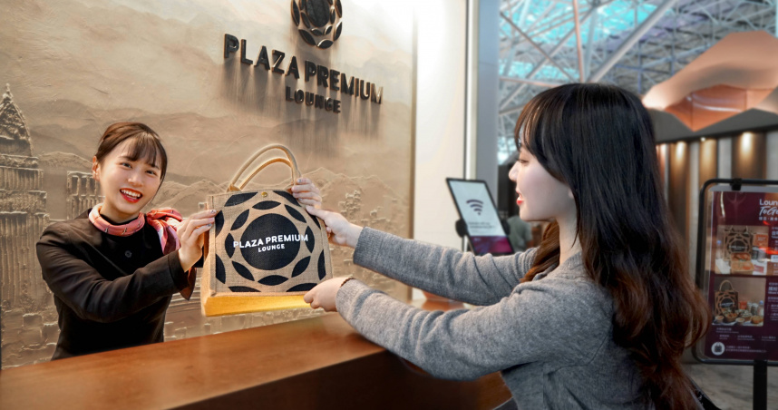 迎接春節人潮並提前因應後續整修安排，環亞機場貴賓室於桃園國際機場首度推出「Lounge To Go」外帶服務，讓旅客享有更彈性的用餐選擇。（圖片提供／桃園機場）