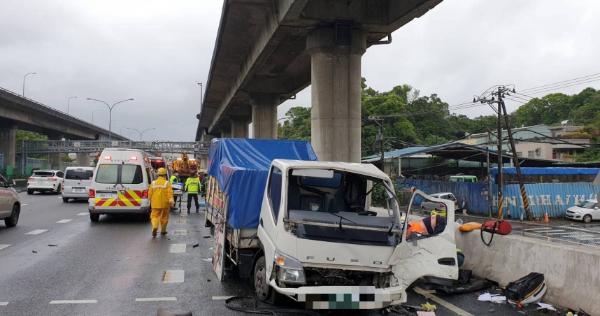 快訊／國一嚴重車禍！水泥預拌車翻覆波及4車　小貨車駕駛無生命跡象急送醫