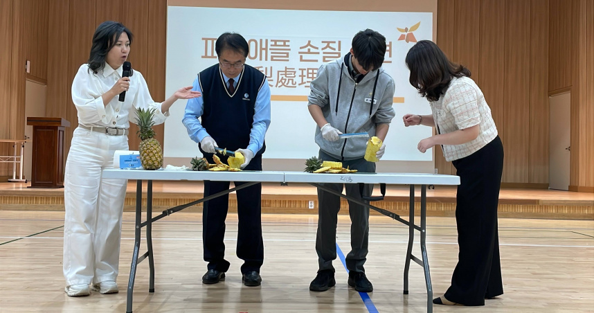 黃偉哲邀請平澤高中同學上臺一起削鳳梨。（圖／台南市政府提供）