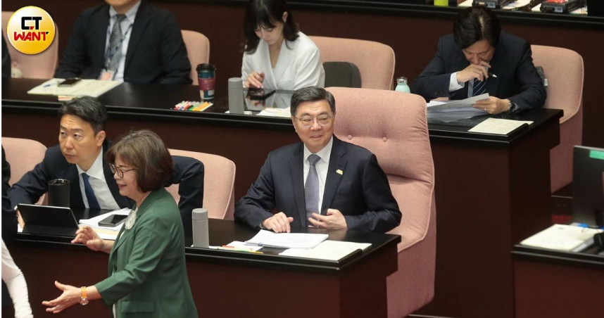 行政院長卓榮泰就高鐵屏東延伸案及六塊厝特區建設進度說明，盼立法院支持相關預算，推動重大交通與地方建設如期完成。（圖／周志龍攝）