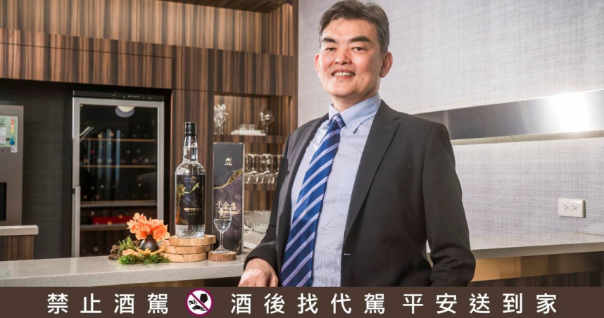 元勛國際董事長吳志賢兩度收藏金門高粱酒坑道窖藏儲放，企業也在5年間拓展至80間海內外據點，他笑說：「明年就可以開來慶功了。」 （圖／金門酒廠提供）