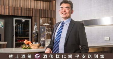 元勛國際董事長吳志賢兩度收藏金門高粱酒坑道窖藏儲放，企業也在5年間拓展至80間海內外據點，他笑說：「明年就可以開來慶功了。」 （圖／金門酒廠提供）