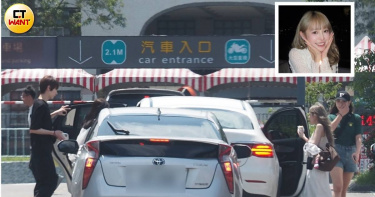 「狼人殺女神」紀卜心宜蘭慶生，一行人在馬路中間違停下車，險象環生。（圖／本刊攝影組）