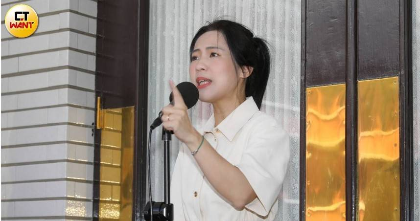 國民黨立委徐巧芯質疑綠營不斷以庇護工場月餅採購為國務機要費辯護，諷刺若經費只剩買月餅的重要性，明年就「只保留月餅預算，剩下全部刪掉」。（圖／周志龍攝）