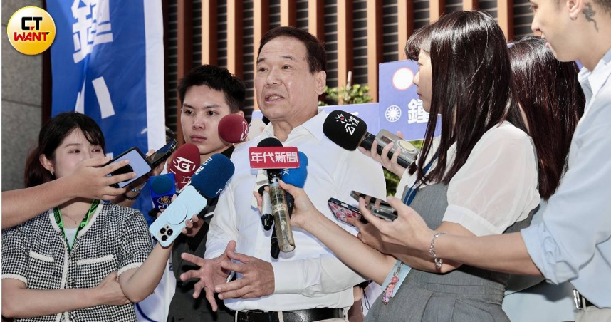 台北市議員鍾小平前往台北市選委會登記參選。（圖／黃耀徵攝）