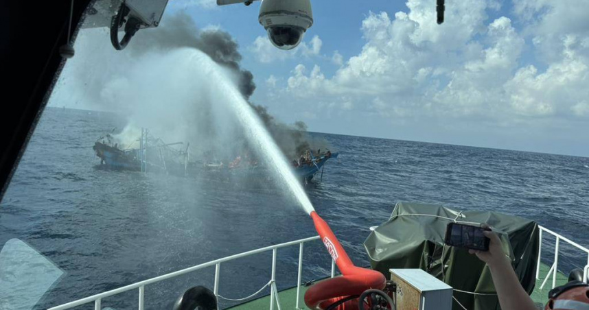 彭佳嶼外海驚爆火燒船！5人死裡逃生　海巡狂灑水仍沉海底