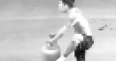 苗栗男挾女友揚言引爆瓦斯。（圖／翻攝畫面）