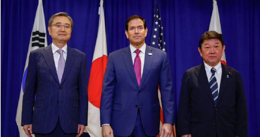 由左至右依序為韓國外長趙顯、美國國務卿盧比歐和日本外相茂木敏充。（圖／達志／美聯社）