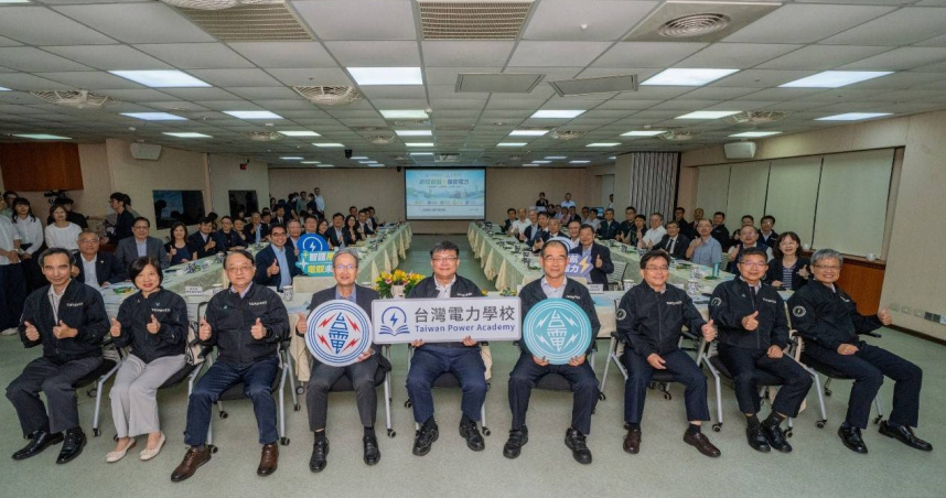 台電公司由台電董事長曾文生（中）攜手台灣機電工程服務社董事長王耀庭（左四），邀集交通運輸、醫療院所、通訊電信及商場百貨等用戶高階主管舉行「台灣電力學校座談會」，共同探討用電品質強化與用戶設備維運管理議題。（圖片提供／台電）