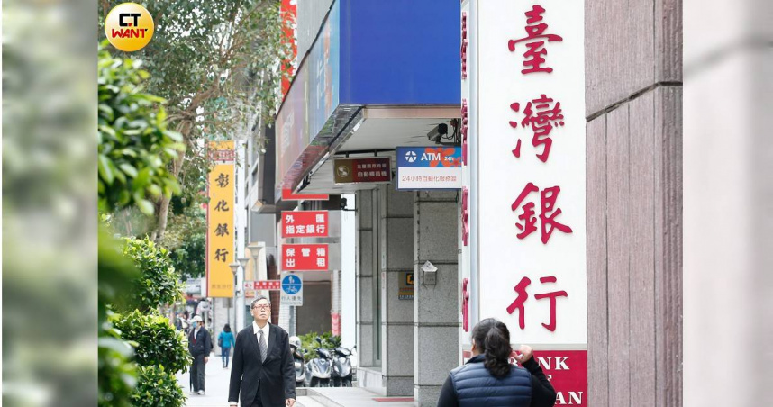 雖然央行對第2屋貸款再放寬，但是銀行自主管理下，在審核房貸時仍會評估風險和擇優放貸，一般民眾申貸仍須排隊、接受高利率。（圖／黃耀徵攝）