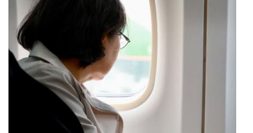 前總統蔡英文今日PO出搭飛機望向窗外的照片，並活用近日網路迷因梗，笑翻網友。（圖／翻攝自蔡英文Threads）