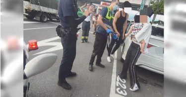 粗心媽鑰匙丟車內致車反鎖 勇警徒手破窗救女童