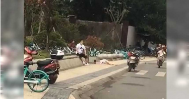 狠男當街持刀狂捅「割喉放血」 20歲正妹噴血慘死
