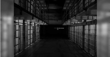 女子殺人棄屍遭逮捕…卻在獄中找到真愛 不僅出雙入對還買定情信物