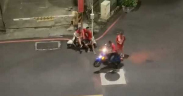 相揪住宅區尬車!屁孩「翹孤輪」女伴尖叫 吞6張罰單慘噴5萬