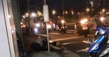 功夫熊貓過招中年大叔 街頭扭打如情侶纏綿笑翻網友