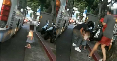 女童突跑到公車車輪邊…機車騎士驚險救援 網友:你救了司機