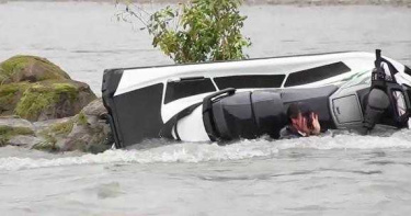 成龍拍戲驚傳溺水!摩托車翻覆「整個人被壓住」 消失45秒急哭導演