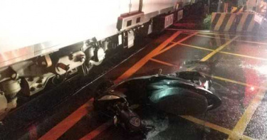 機車暗夜闖平交道遭火車撞 騎士命大脫險
