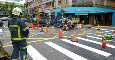 北市大安區驚傳瓦斯外洩 警消緊急封鎖沿街開挖洩漏點