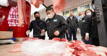蔡易餘揪會計師公會 贈老人食堂1600斤新鮮台灣豬肉