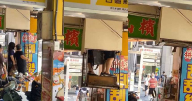 北市街頭出現「神秘電梯」 網友驚呼:異世界的入口