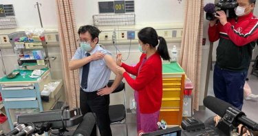 台首批AZ疫苗今開打 醫坦言會怕副作用