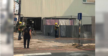 台男路邊搭棚自主隔離 屎尿污水外溢嚇壞鄰居