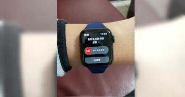 「啪」一聲打蚊子…男被Apple Watch誤認跌倒 網友曝:開車到一半叫我站起來