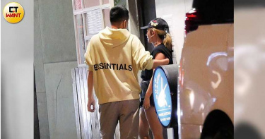 路邊摸背秀1/聚餐會長輩 鮪魚穩交男友享摸摸樂