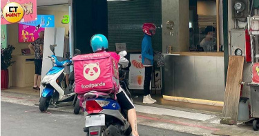 腦麻外送員遭撞堅持「餐重要」 冒大雨待她領完餐!惹網友淚崩