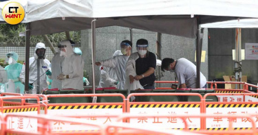 壹電視大樓全體篩檢!傳2例「陰轉陽」確診 半夜救護車急載走