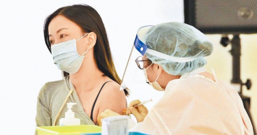 美國FDA專家小組全票通過 ，將為5至11歲兒童接種輝瑞／BNT新冠疫苗。圖為民眾在中正紀念堂接種BNT。（圖／中國時報杜宜諳攝）