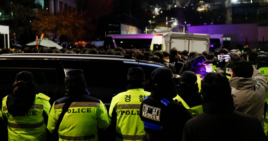 警察聚集在尹錫烈的官邸附近，執行逮捕令。（圖／達志／路透社）